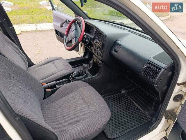 Белый Фольксваген Пассат, объемом двигателя 1.8 л и пробегом 1 тыс. км за 2450 $, фото 13 на Automoto.ua