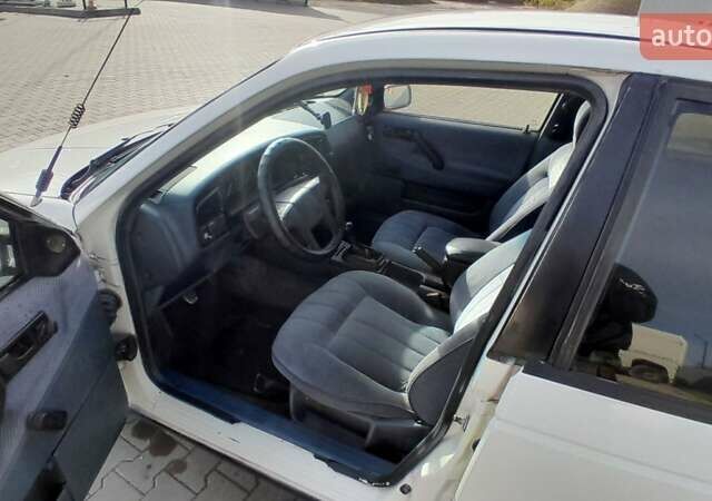 Белый Фольксваген Пассат, объемом двигателя 1.8 л и пробегом 300 тыс. км за 1600 $, фото 23 на Automoto.ua