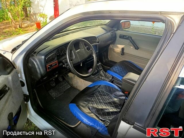 Белый Фольксваген Пассат, объемом двигателя 1.8 л и пробегом 400 тыс. км за 2300 $, фото 4 на Automoto.ua