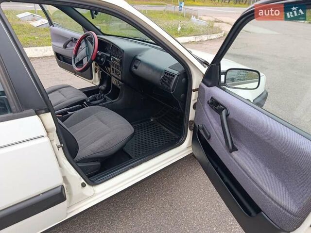 Белый Фольксваген Пассат, объемом двигателя 1.8 л и пробегом 1 тыс. км за 2450 $, фото 16 на Automoto.ua