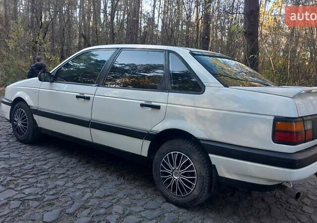 Белый Фольксваген Пассат, объемом двигателя 1.8 л и пробегом 300 тыс. км за 1600 $, фото 4 на Automoto.ua