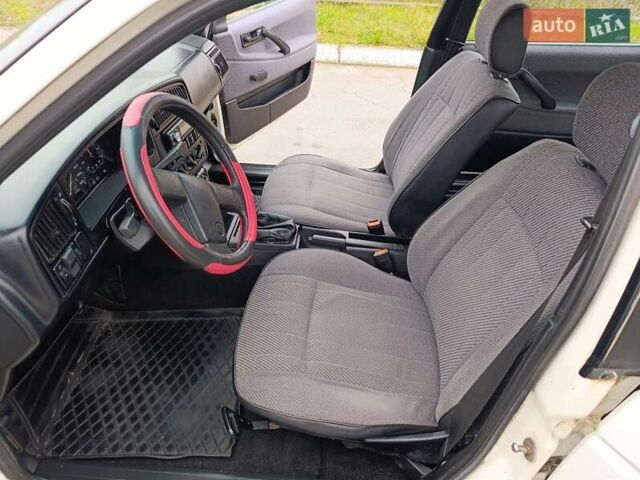 Белый Фольксваген Пассат, объемом двигателя 1.8 л и пробегом 1 тыс. км за 2450 $, фото 11 на Automoto.ua