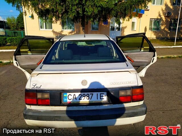 Белый Фольксваген Пассат, объемом двигателя 1.6 л и пробегом 303 тыс. км за 2100 $, фото 2 на Automoto.ua