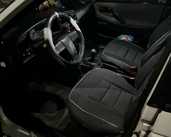 Белый Фольксваген Пассат, объемом двигателя 1.8 л и пробегом 435 тыс. км за 3099 $, фото 17 на Automoto.ua