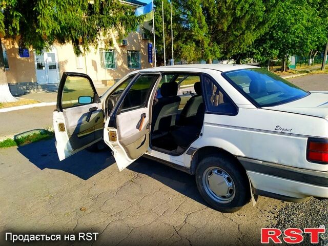 Белый Фольксваген Пассат, объемом двигателя 1.6 л и пробегом 303 тыс. км за 2100 $, фото 4 на Automoto.ua