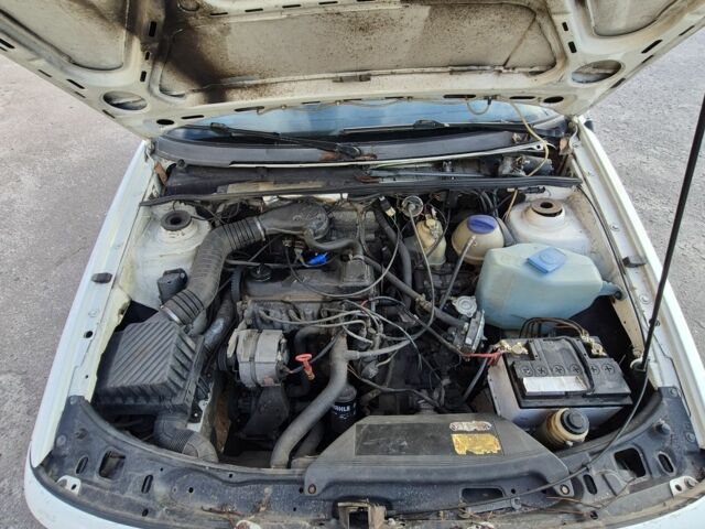 Белый Фольксваген Пассат, объемом двигателя 1.8 л и пробегом 375 тыс. км за 1665 $, фото 3 на Automoto.ua