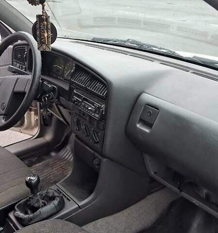 Белый Фольксваген Пассат, объемом двигателя 1.8 л и пробегом 350 тыс. км за 1700 $, фото 5 на Automoto.ua