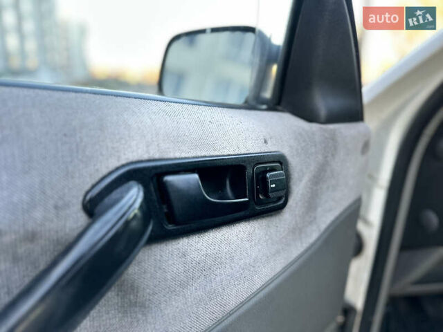 Белый Фольксваген Пассат, объемом двигателя 2 л и пробегом 330 тыс. км за 1999 $, фото 9 на Automoto.ua