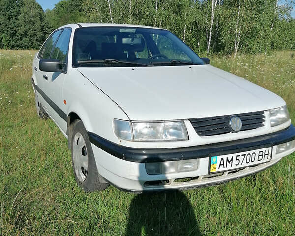 Белый Фольксваген Пассат, объемом двигателя 2 л и пробегом 310 тыс. км за 2200 $, фото 1 на Automoto.ua