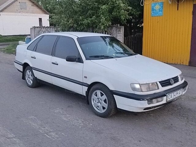 Білий Фольксваген Пассат, об'ємом двигуна 1.8 л та пробігом 300 тис. км за 1100 $, фото 1 на Automoto.ua