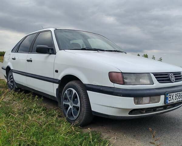 Белый Фольксваген Пассат, объемом двигателя 1.8 л и пробегом 434 тыс. км за 1600 $, фото 4 на Automoto.ua