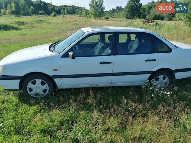 Белый Фольксваген Пассат, объемом двигателя 2 л и пробегом 310 тыс. км за 2200 $, фото 3 на Automoto.ua