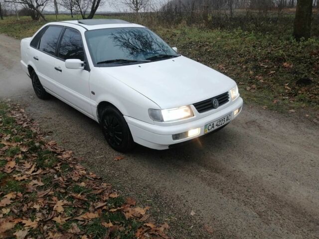 Белый Фольксваген Пассат, объемом двигателя 2 л и пробегом 100 тыс. км за 1500 $, фото 2 на Automoto.ua