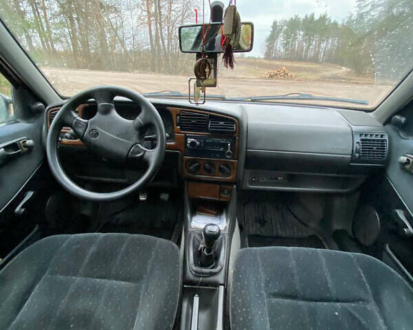 Белый Фольксваген Пассат, объемом двигателя 2 л и пробегом 310 тыс. км за 2200 $, фото 4 на Automoto.ua