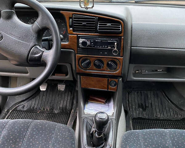 Белый Фольксваген Пассат, объемом двигателя 2 л и пробегом 310 тыс. км за 2200 $, фото 5 на Automoto.ua