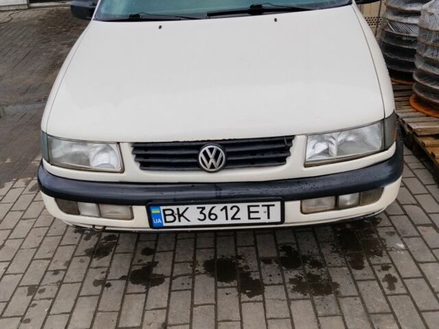 Белый Фольксваген Пассат, объемом двигателя 2 л и пробегом 400 тыс. км за 2100 $, фото 2 на Automoto.ua