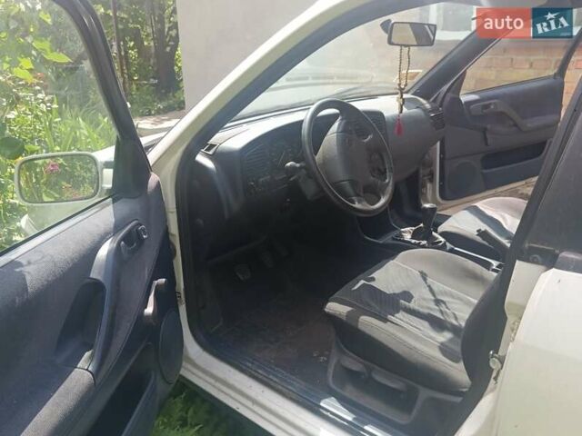 Белый Фольксваген Пассат, объемом двигателя 1.78 л и пробегом 150 тыс. км за 2600 $, фото 3 на Automoto.ua