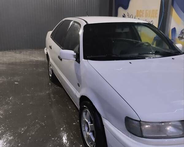 Белый Фольксваген Пассат, объемом двигателя 2 л и пробегом 220 тыс. км за 1800 $, фото 2 на Automoto.ua