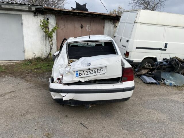 Белый Фольксваген Пассат, объемом двигателя 1.8 л и пробегом 300 тыс. км за 700 $, фото 1 на Automoto.ua