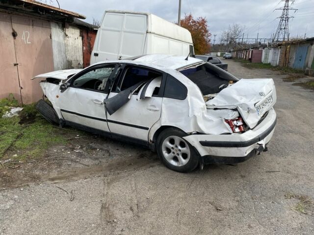 Белый Фольксваген Пассат, объемом двигателя 1.8 л и пробегом 300 тыс. км за 700 $, фото 2 на Automoto.ua