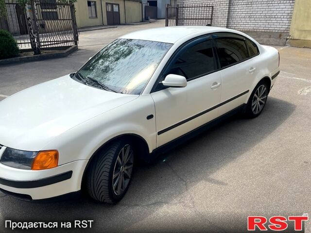 Белый Фольксваген Пассат, объемом двигателя 1.6 л и пробегом 304 тыс. км за 3499 $, фото 2 на Automoto.ua