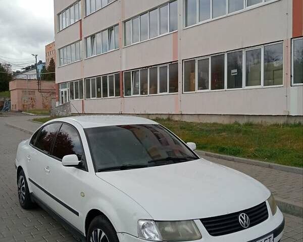 Белый Фольксваген Пассат, объемом двигателя 1.8 л и пробегом 324 тыс. км за 2100 $, фото 4 на Automoto.ua