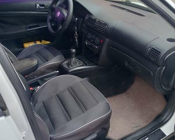 Белый Фольксваген Пассат, объемом двигателя 1.8 л и пробегом 324 тыс. км за 2100 $, фото 16 на Automoto.ua