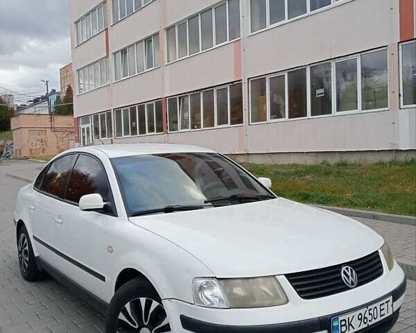 Белый Фольксваген Пассат, объемом двигателя 1.8 л и пробегом 323 тыс. км за 2799 $, фото 8 на Automoto.ua