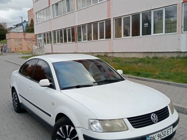 Белый Фольксваген Пассат, объемом двигателя 0 л и пробегом 320 тыс. км за 2650 $, фото 2 на Automoto.ua