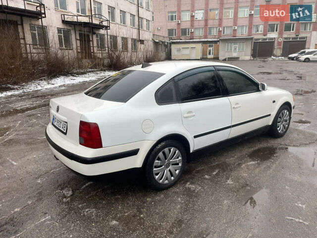 Белый Фольксваген Пассат, объемом двигателя 1.6 л и пробегом 306 тыс. км за 3200 $, фото 4 на Automoto.ua