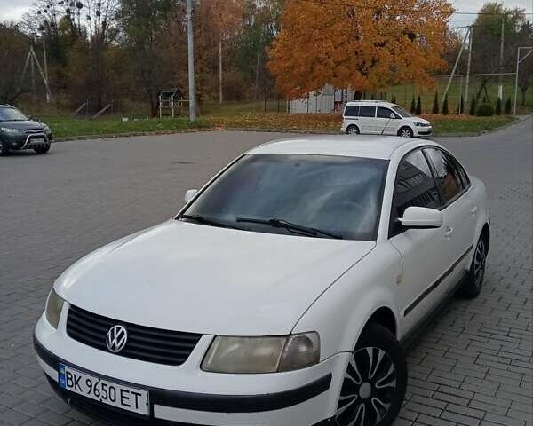 Белый Фольксваген Пассат, объемом двигателя 1.8 л и пробегом 324 тыс. км за 2100 $, фото 5 на Automoto.ua