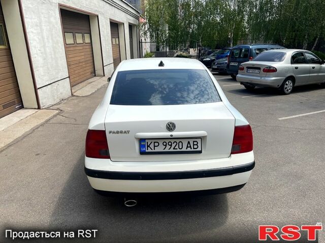 Белый Фольксваген Пассат, объемом двигателя 1.6 л и пробегом 304 тыс. км за 3499 $, фото 4 на Automoto.ua