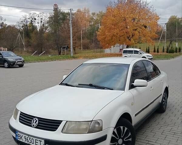 Белый Фольксваген Пассат, объемом двигателя 1.8 л и пробегом 324 тыс. км за 2100 $, фото 1 на Automoto.ua