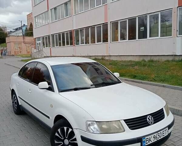 Белый Фольксваген Пассат, объемом двигателя 1.8 л и пробегом 324 тыс. км за 2100 $, фото 9 на Automoto.ua