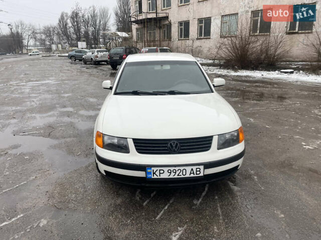 Белый Фольксваген Пассат, объемом двигателя 1.6 л и пробегом 306 тыс. км за 3200 $, фото 1 на Automoto.ua