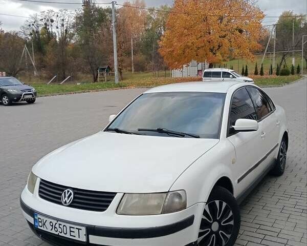 Белый Фольксваген Пассат, объемом двигателя 1.8 л и пробегом 324 тыс. км за 2100 $, фото 8 на Automoto.ua