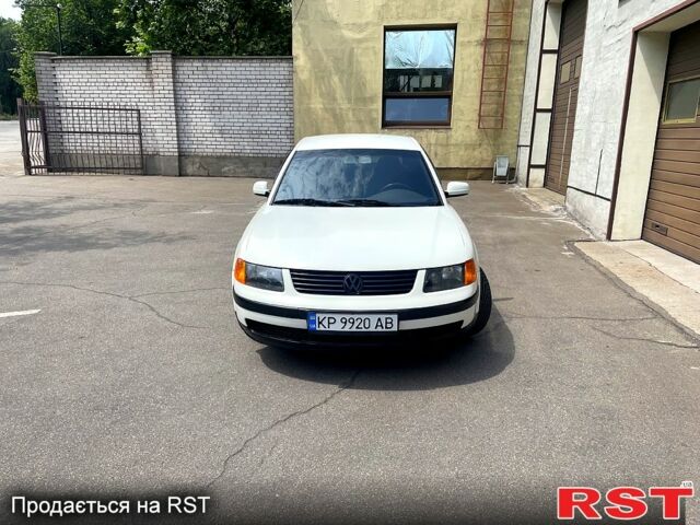 Белый Фольксваген Пассат, объемом двигателя 1.6 л и пробегом 304 тыс. км за 3499 $, фото 3 на Automoto.ua