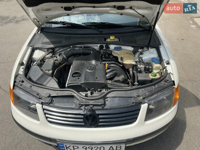 Белый Фольксваген Пассат, объемом двигателя 1.6 л и пробегом 306 тыс. км за 3200 $, фото 11 на Automoto.ua