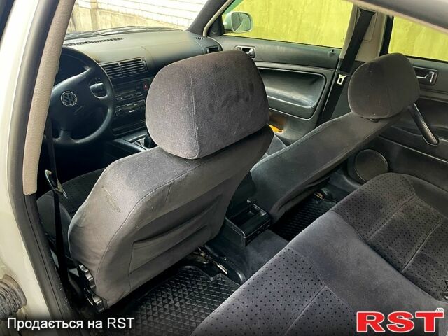 Белый Фольксваген Пассат, объемом двигателя 1.6 л и пробегом 304 тыс. км за 3499 $, фото 6 на Automoto.ua