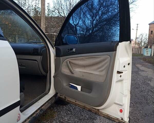 Белый Фольксваген Пассат, объемом двигателя 1.78 л и пробегом 369 тыс. км за 3800 $, фото 9 на Automoto.ua