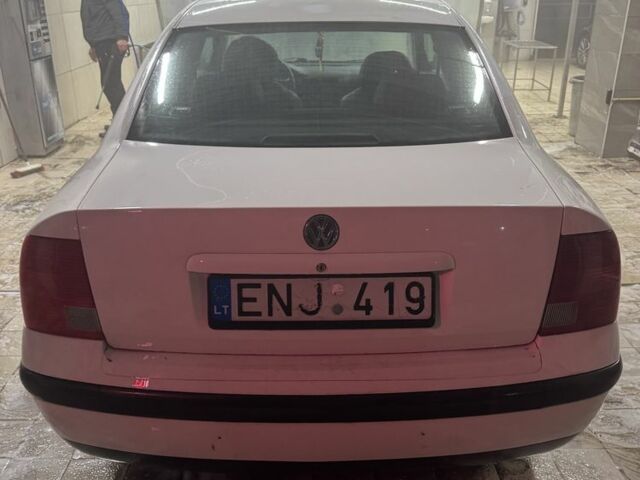 Белый Фольксваген Пассат, объемом двигателя 1.8 л и пробегом 318 тыс. км за 1650 $, фото 3 на Automoto.ua