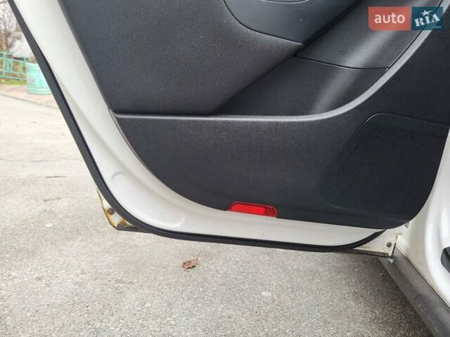 Білий Фольксваген Пассат, об'ємом двигуна 1.9 л та пробігом 341 тис. км за 7000 $, фото 7 на Automoto.ua