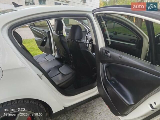 Білий Фольксваген Пассат, об'ємом двигуна 1.98 л та пробігом 251 тис. км за 7600 $, фото 19 на Automoto.ua