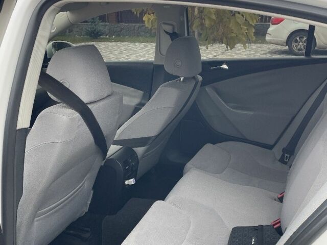 Білий Фольксваген Пассат, об'ємом двигуна 2 л та пробігом 315 тис. км за 6499 $, фото 12 на Automoto.ua