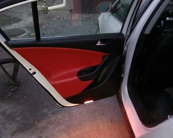 Белый Фольксваген Пассат, объемом двигателя 1.8 л и пробегом 282 тыс. км за 5500 $, фото 11 на Automoto.ua