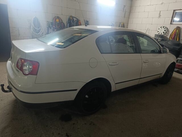 Белый Фольксваген Пассат, объемом двигателя 2 л и пробегом 290 тыс. км за 1680 $, фото 2 на Automoto.ua