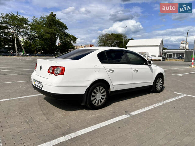 Білий Фольксваген Пассат, об'ємом двигуна 1.78 л та пробігом 245 тис. км за 7500 $, фото 13 на Automoto.ua