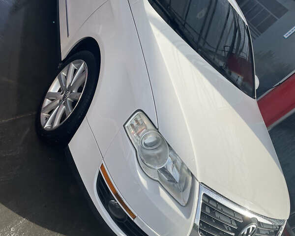 Белый Фольксваген Пассат, объемом двигателя 2 л и пробегом 260 тыс. км за 8800 $, фото 1 на Automoto.ua