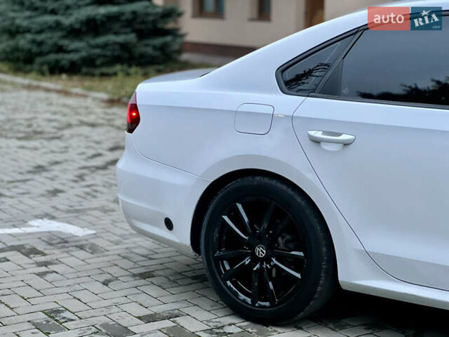 Белый Фольксваген Пассат, объемом двигателя 2.5 л и пробегом 295 тыс. км за 7999 $, фото 21 на Automoto.ua