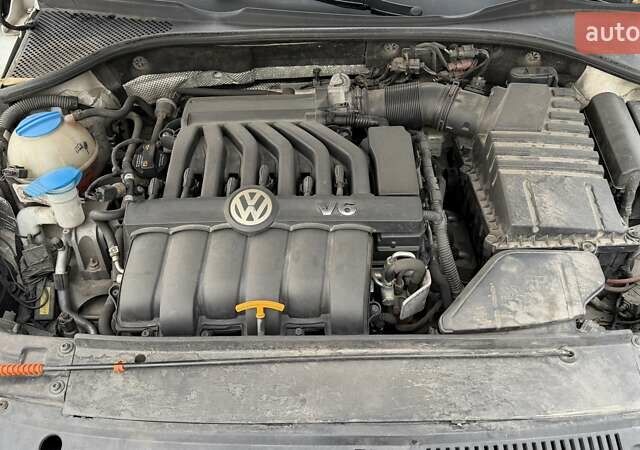 Белый Фольксваген Пассат, объемом двигателя 3.6 л и пробегом 218 тыс. км за 8800 $, фото 24 на Automoto.ua